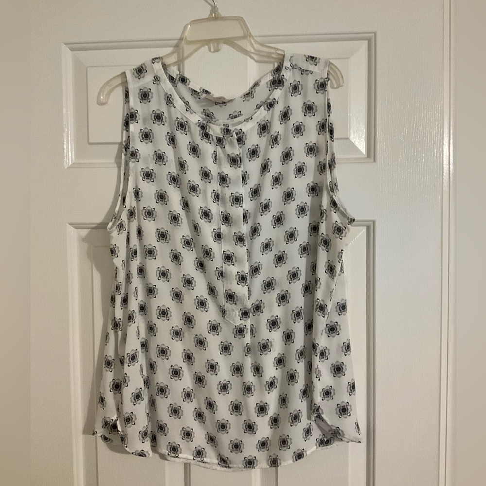 LOFT Sleeveless White and Black Patterned Top